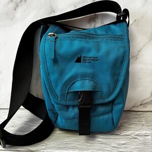 MEC Mountain Equipment Blue Crossbody Shoulder Travel Commuter Organizer Bag